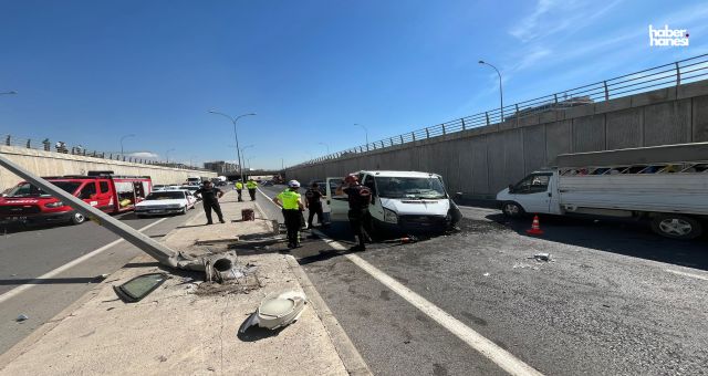 Kahramanmaraş’ta Feci Kaza: Kamyonet Aydınlatma Direğine Çarptı, Sürücü Yaralandı