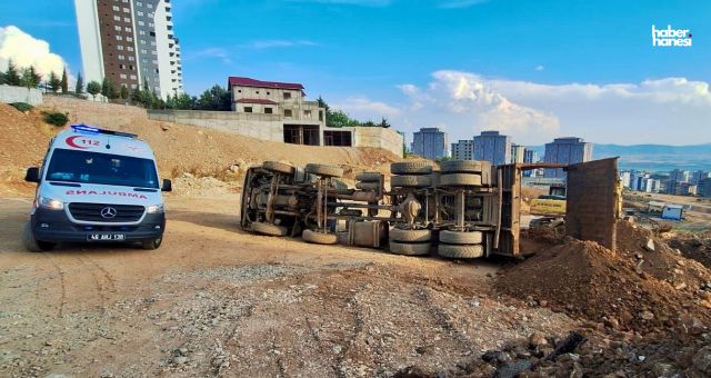 Kahramanmaraş'ta Hafriyat Kamyonu Devrildi: İtfaiye Ekipleri Sürücüyü Kurtardı