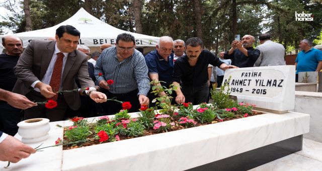 Şehitkamil’in İlk Belediye Başkanı Ahmet Yılmaz, Mezarı Başında Dualarla Yâd Edildi
