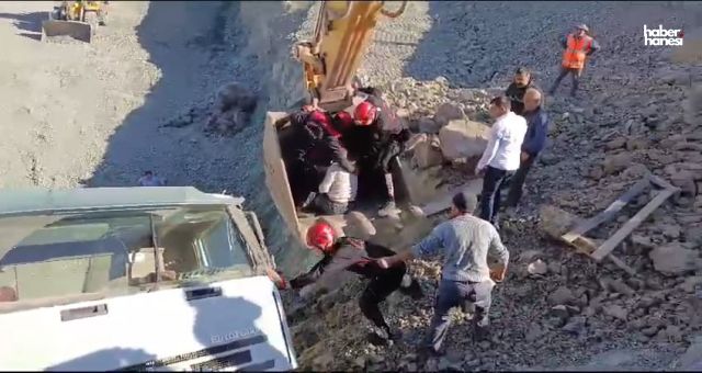 Kahramanmaraş’ta Kamyonet Şarampole Yuvarlandı, Sürücü Kepçeyle Kurtarıldı