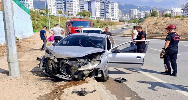 Kahramanmaraş’ta Kontrolünü Kaybeden Araç Kaza Yaptı: 2 Kişi Yaralı