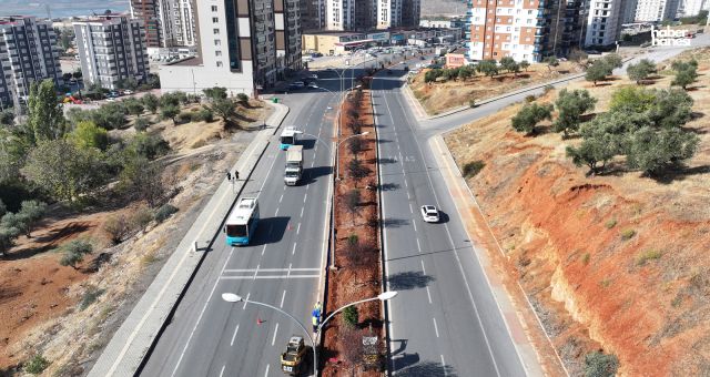 Kahramanmaraş’ta Turgut Özal Bulvarı Akıllı Kavşakların Ardından Yeşilleniyor
