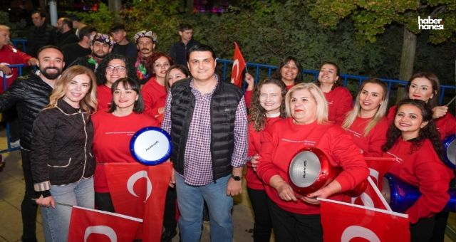 Şehitkâmil'de Cumhuriyet Coşkusu: Yüzlerce Vatandaş Ellerinde Bayraklarla Yürüdü