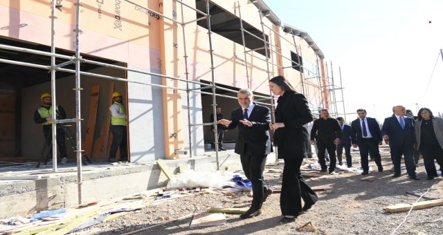 AK Parti Heyeti, Kahramanmaraş'ta TOKİ Konutları ve Geçici Çarşı Projelerini İnceledi