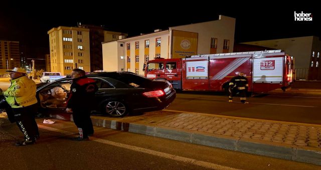 Kahramanmaraş'ta Lüks Araç Aydınlatma Direğine Çarptı, Sürücü Kaçtı