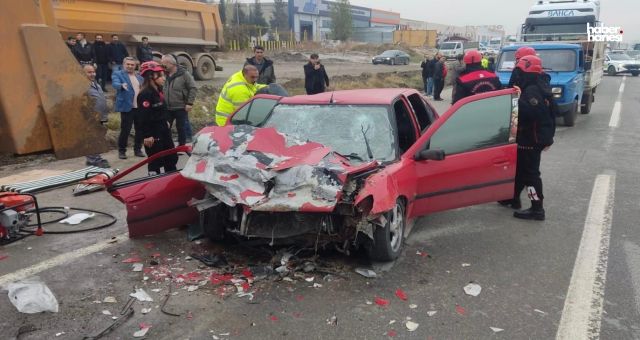 Kahramanmaraş'ta Otomobilin Tıra Çarpması Sonucu 2 Kişi Ağır Yaralandı!