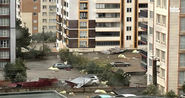 Kahramanmaraş'ta Şiddetli Rüzgar Çatıyı Uçurdu, 3 Araç Zarar Gördü!