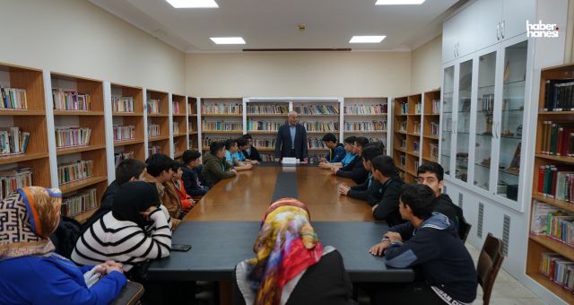 Yazar Hacı Parlak, Gençliğin Sorunlarını Kütüphane Söyleşilerinde Ele Aldı