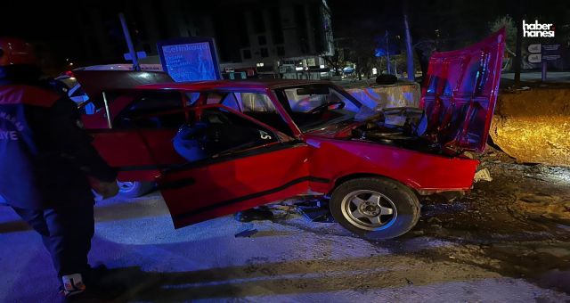 Kahramanmaraş'ta Trafik Kazası: Araç Refüje Çarptı, İki Kişi Kurtarıldı
