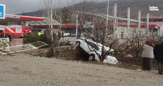 Kahramanmaraş'ta Yoldan Çıkan Otomobil Ağaca Çarptı: Sürücü Sıkıştığı Yerden Çıkarıldı!