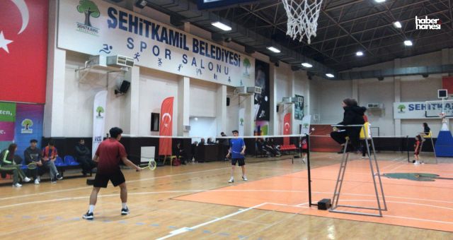 Şehitkamil'de Badminton Şöleni: 20 Okuldan 150 Sporcu Yarışı