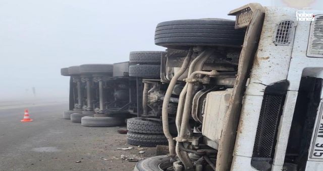 Yoğun Sis Afşin’de Kazaya Neden Oldu: Pancar Yüklü Tır Devrildi