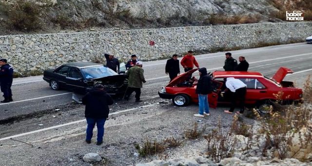 Kahramanmaraş'ın Andırın İlçesinde İki Otomobil Çarpıştı