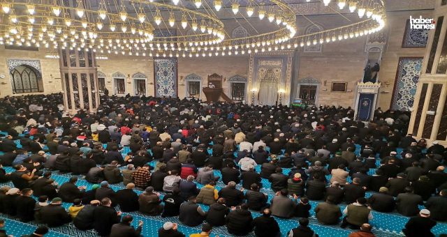 Kahramanmaraş’ta Abdulhamid Han Camii’nde Depremzedelerle Regaib Kandili