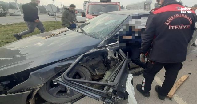 Kahramanmaraş'ta İki Otomobil Çarpıştı: İtfaiye Yaralıları Araçtan Çıkardı!