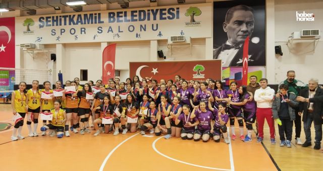 Şehitkamil'de Yıldız Kızlar Voleybol Turnuvası Heyecanı Sona Erdi!