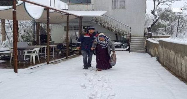 Kahramanmaraş'ta Kar Nedeniyle Mahsur Kalan Hasta Kadın Kurtarıldı