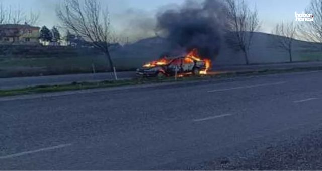 Kahramanmaraş'ta Otomobil Yolda Alev Aldı, Sürücü Son Anda Kurtuldu!