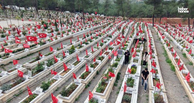 Kahramanmaraş’ta Deprem Şehitlerinin Mezarları Başında Hüzünlü Bayram