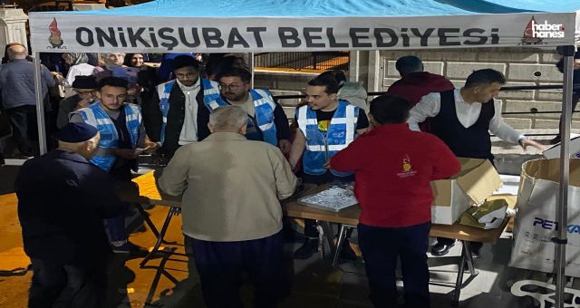 Onikişubat Belediyesi, Kadir Gecesi’nde Vatandaşlara İkramda Bulundu