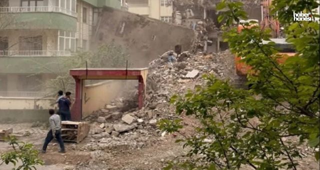 Kahramanmaraş'ta Hasarlı Bina, Sağlam Binanın Üzerine Devrildi!