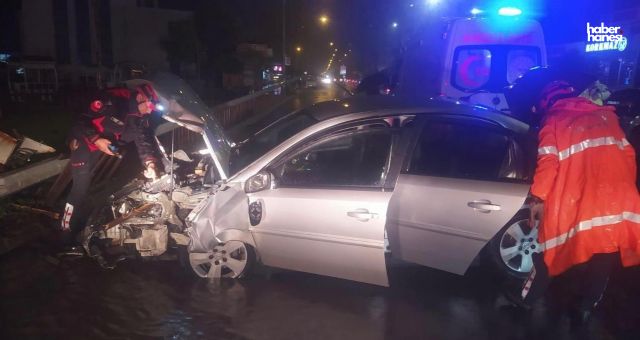 Kahramanmaraş’ta Refüje Çarpan Araçta Sıkışan Yaralılar Kurtarıldı