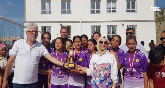 Batı Bölgesi Ortaokullar Kız Voleybol Turnuvası Şampiyon: Karadere Harmancık Ortaokulu