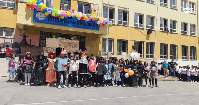 Gaziantep’te Öğrencilerden Geri Dönüşüme Dikkat Çeken Moda Gösterisi