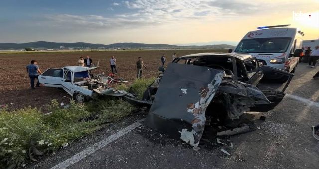 Kahramanmaraş'ta Kafa Kafaya Çarpışma: Araçlar Hurdaya Çıktı, 6 Yaralı!