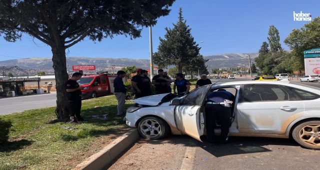 Kahramanmaraş’ta Feci Kazaı: Otomobil Refüje Girdi, Yaralılar Var!