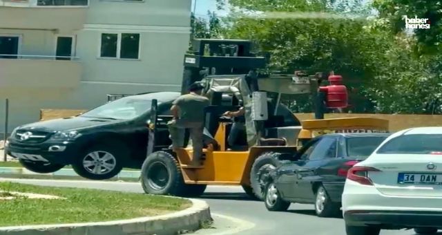 Kahramanmaraş’ta Forkliftle Otomobil Taşıdı, Trafiği Tehlikeye Attı