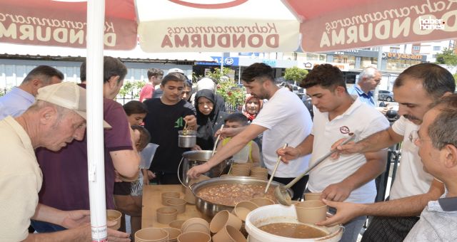 AKDO'dan Cuma Namazı Sonrası Aşure İkramı