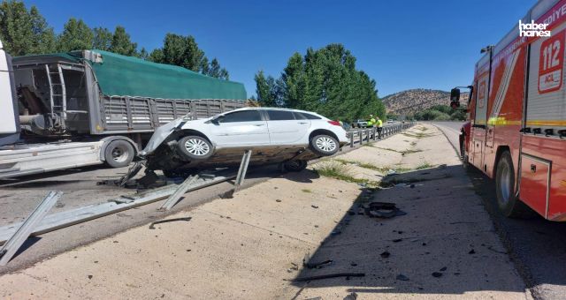 Kahramanmaraş’ta Otomobil Bariyerlere Çarptı, 3 Kişi Yaralı