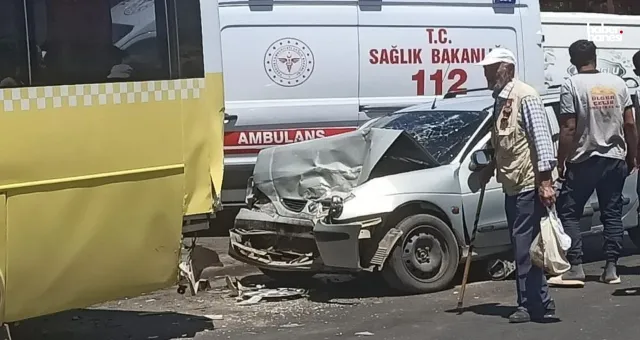 Kahramanmaraş’ta Otomobil, Halk Otobüsüne Çarptı: 2 Kişi Yaralandı