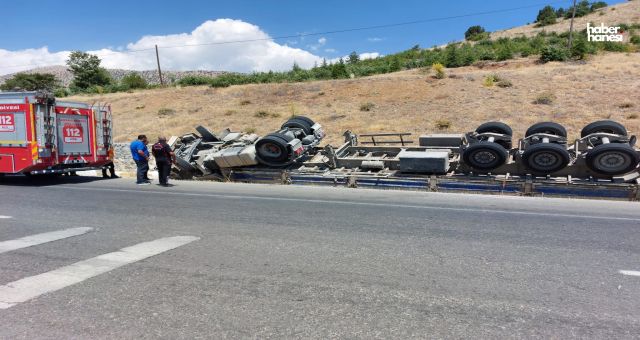 Kahramanmaraş'ta Saman Yüklü Tır Devrildi, Sürücü Yaralı Kurtarıldı