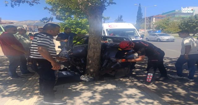 Kahramanmaraş’ta Otomobil Kaldırıma Çıktı, Ağaca Çarptı: Sürücü Yaralı