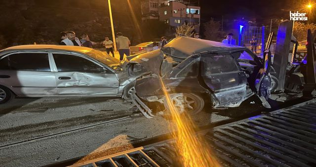 Kahramanmaraş'ta Otomobil Park Halindeki Araca Çarptı, Hurdaya Döndü!