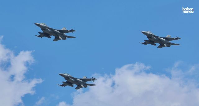 Kahramanmaraş’ta Zafer Bayramı Coşkusu: Savaşan Şahinler Gökyüzünü Renklendirdi