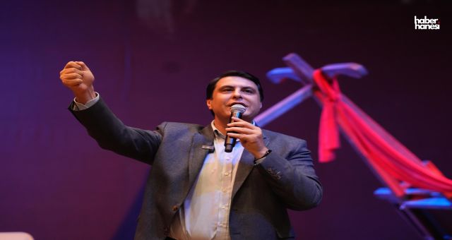 Şehitkamil’de Cumhuriyet Coşkusu: Tiyatro Ayakta Alkışlandı
