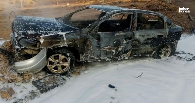 Kahramanmaraş’ta Motoru Yanan Otomobil Dakikalar İçinde Hurdaya Döndü!