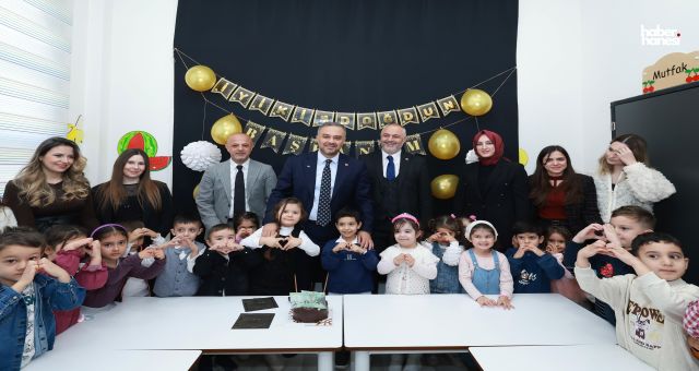 Başkan Toptaş’a karne programında miniklerden doğum günü sürprizi