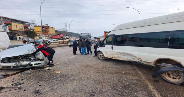 Kahramanmaraş’ta Servis Aracı ile Otomobil Çarpıştı: Yaralılar Kurtarıldı