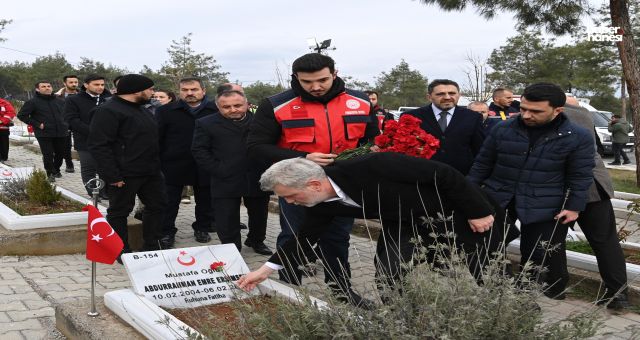 Kahramanmaraş'ta Deprem Şehitleri Kabri Başında Dualarla Yad Edildi