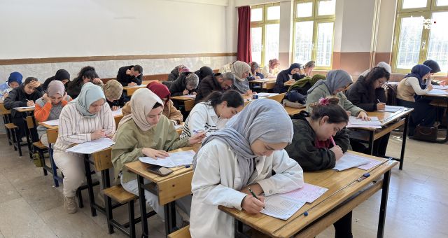 Gençler Gerçek Sınav Atmosferini Yaşadı; Kahramanmaraş Büyükşehir’in Deneme Sınavına Yoğun İlgi