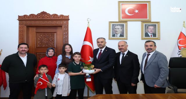Başkan Hanifi Toptaş, 23 Nisan’da koltuğunu minik Halil Sami’ye devretti