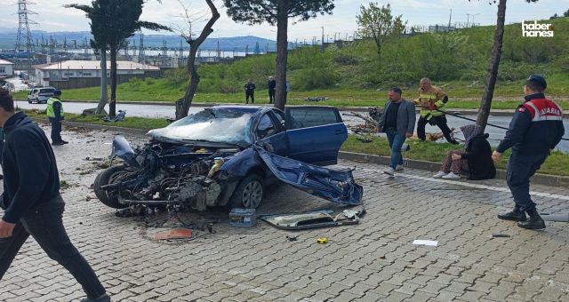 Kahramanmaraş’ta Ehliyetsiz Sürücü Refüje Çıktı! Otomobil Hurdaya Döndü