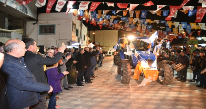 ÇİFTÇİLERDEN TRAKTÖRLERİ İLE BAŞKAN OKUMUŞ’A DESTEK