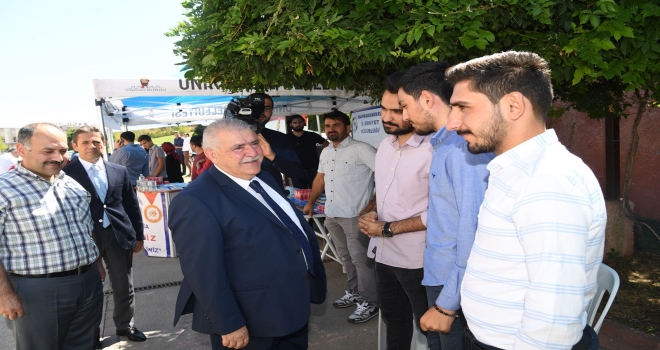 MAHÇİÇEK ÜNİVERSİTE ÖĞRENCİLERİNİ KARŞILADI