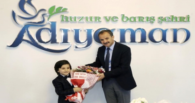 Minik Başkan Koltuğa Oturup, Talimatlarını Verdi