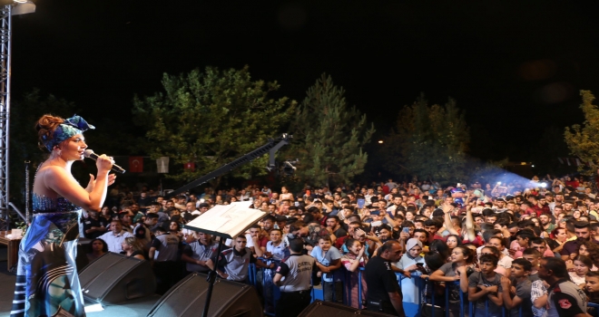PAZARCIK’DA YER YERİNDEN OYNADI